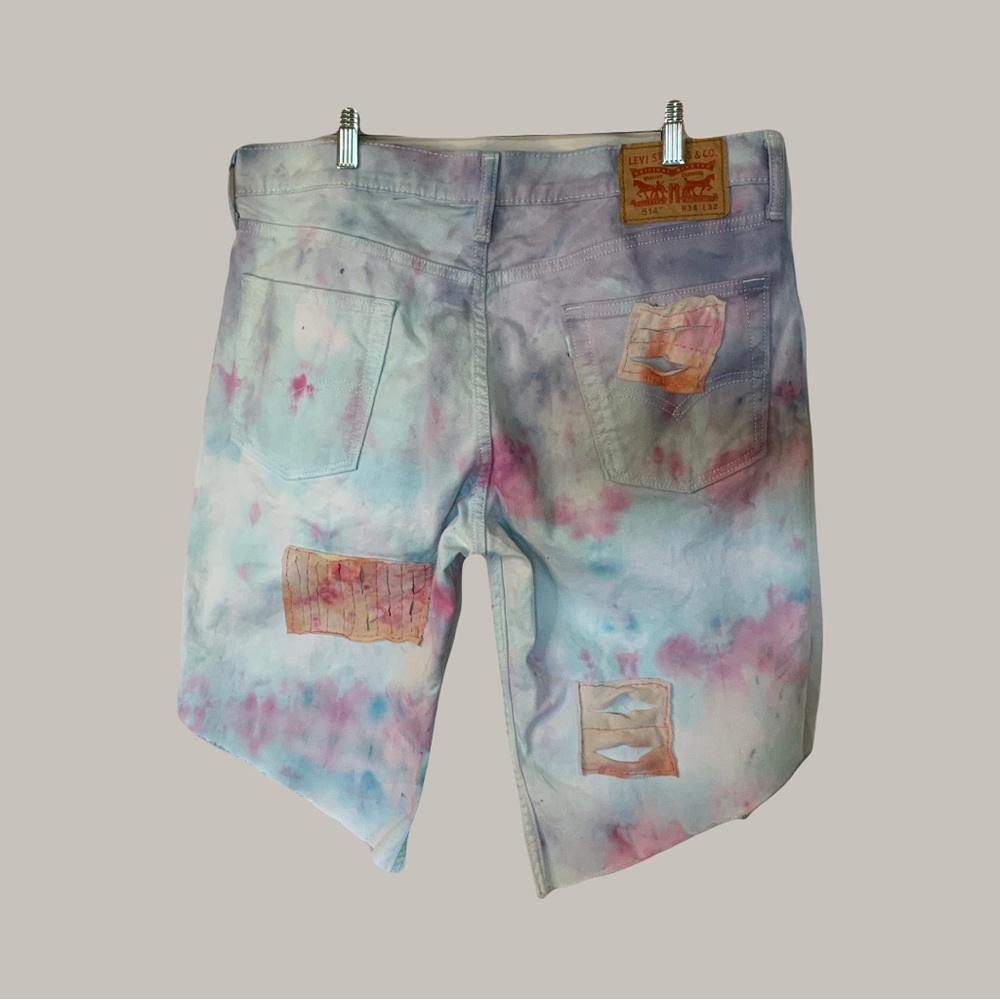 IT AIN’T BEIGE- Distressed and dyed cut-off shorts with patches - Picture 8 of 10